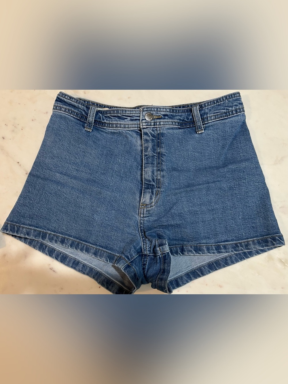 Universal Thread Women’s Classic High-Rise Blue Denim Shorts Size 8